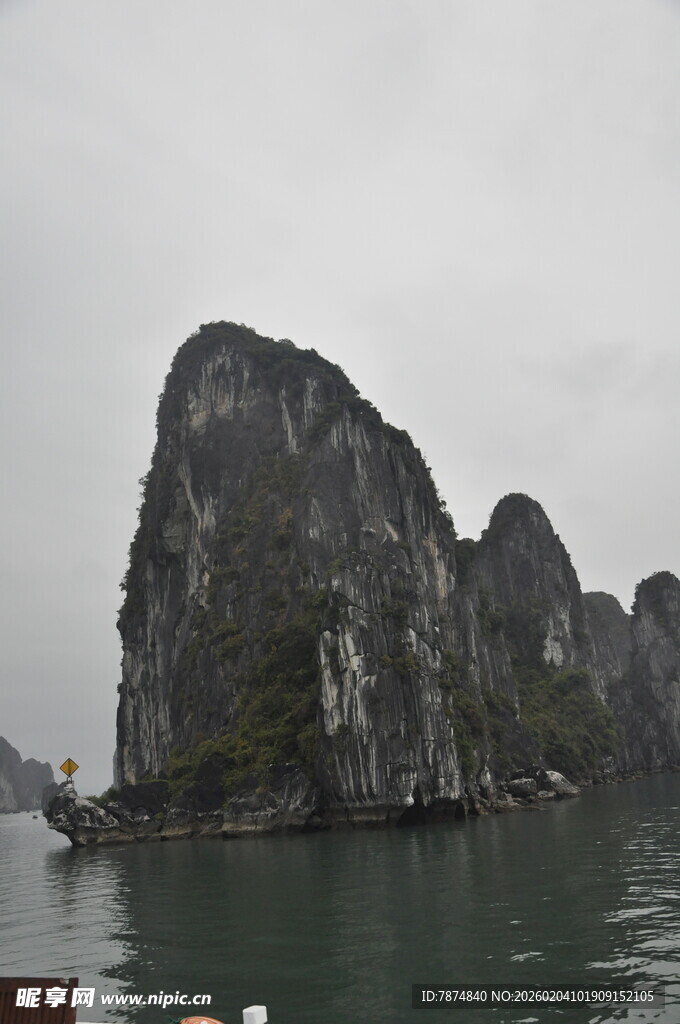 越南奇峰屹立于碧水间