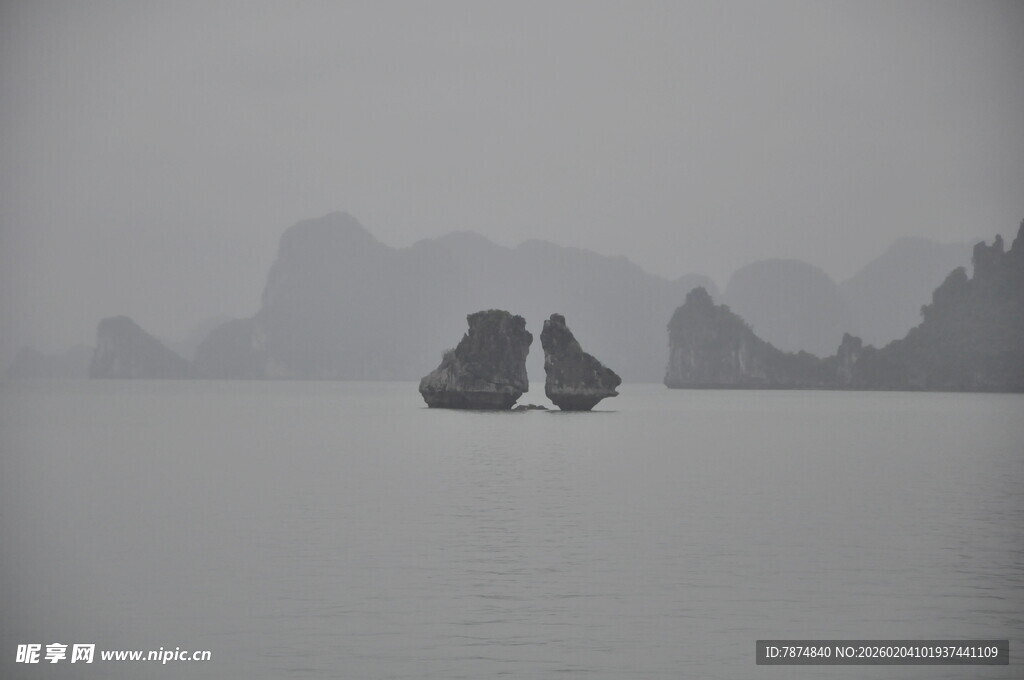 越南雾中海上嶙峋礁石