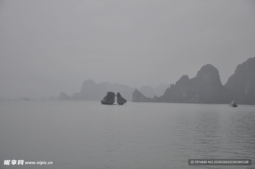 越南雾中孤舟泛碧波