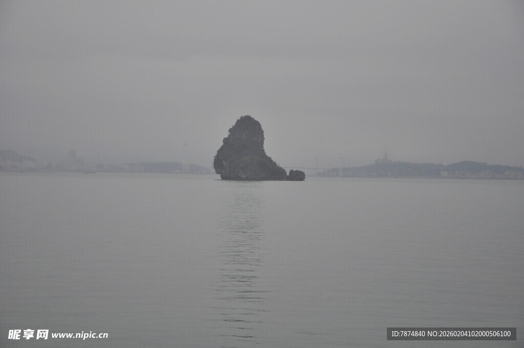 越南孤岩屹立于苍茫水面