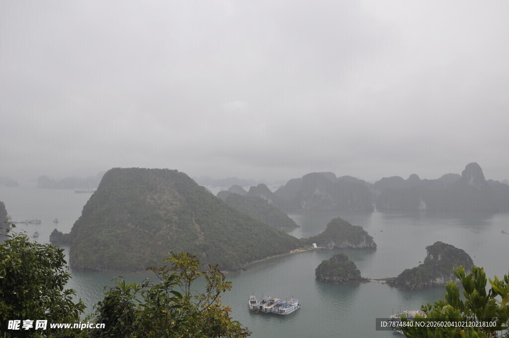 越南烟雨笼罩下的海上喀斯特景观