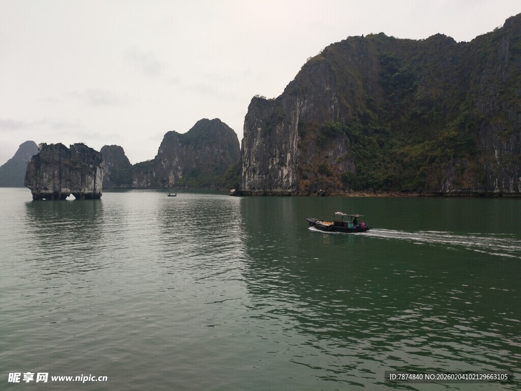 越南下龙湾美景 小船悠然穿行