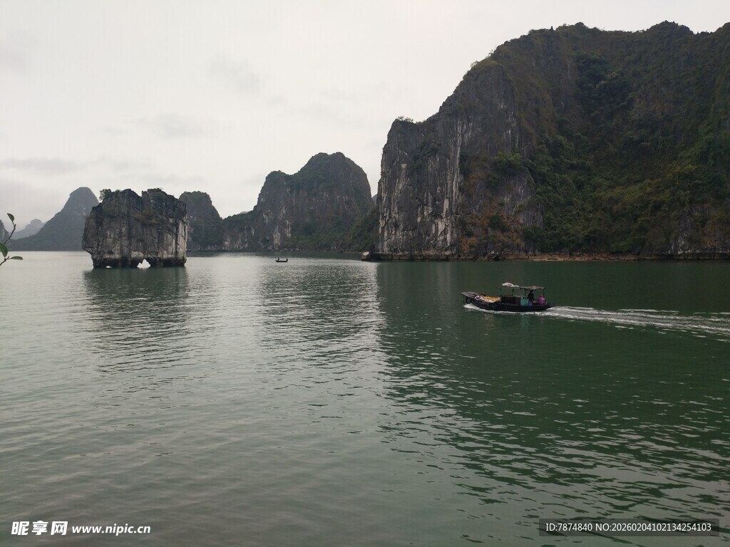 越南下龙湾美丽山水风光