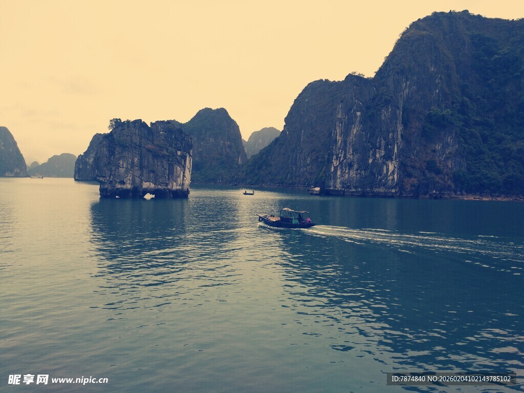 越南海上喀斯特风光 小船穿行