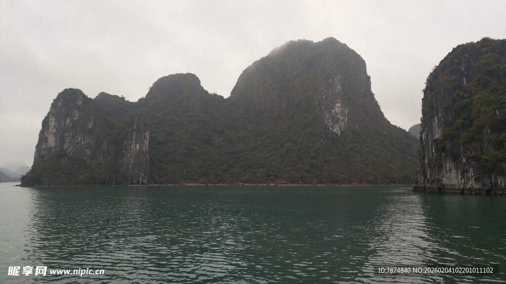 越南海上奇峰 宁静水域风光