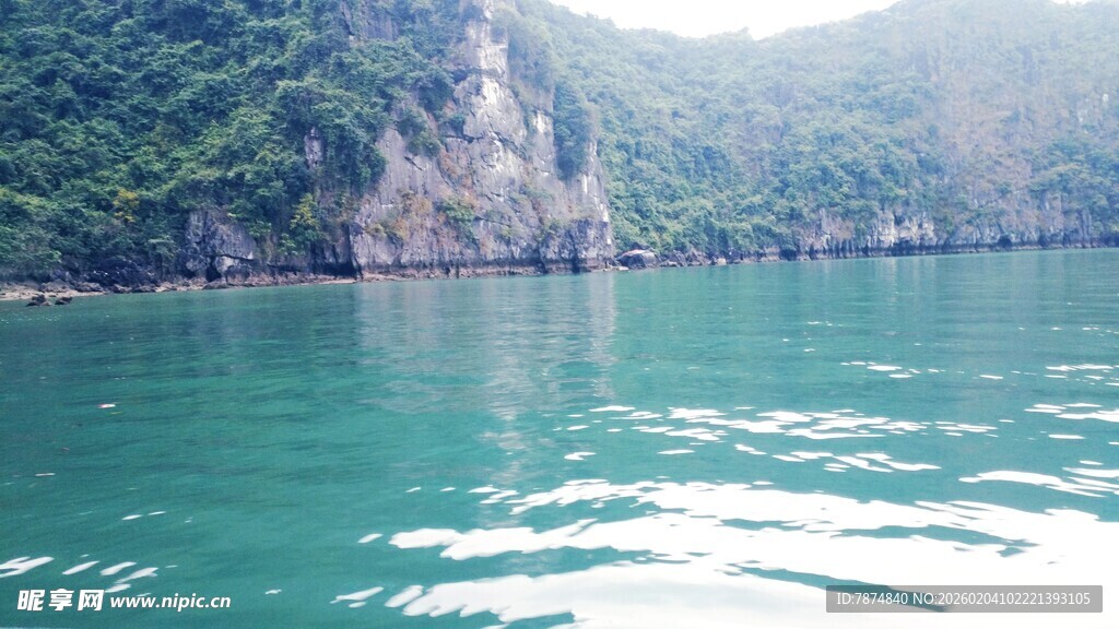 越南碧绿湖水旁的秀丽山景