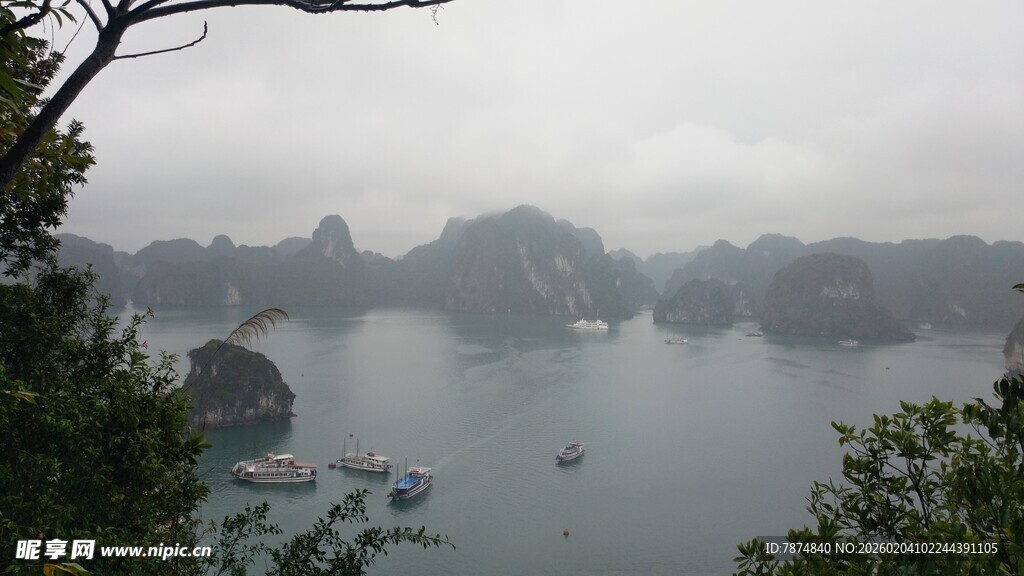 越南烟雨下的海上喀斯特景观