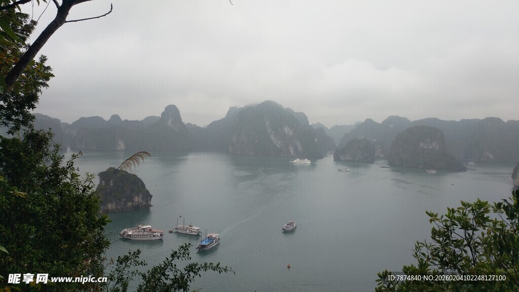 越南雾中仙境般的海上喀斯特景观