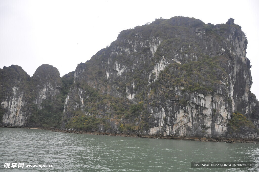 越南海上嶙峋石山景观