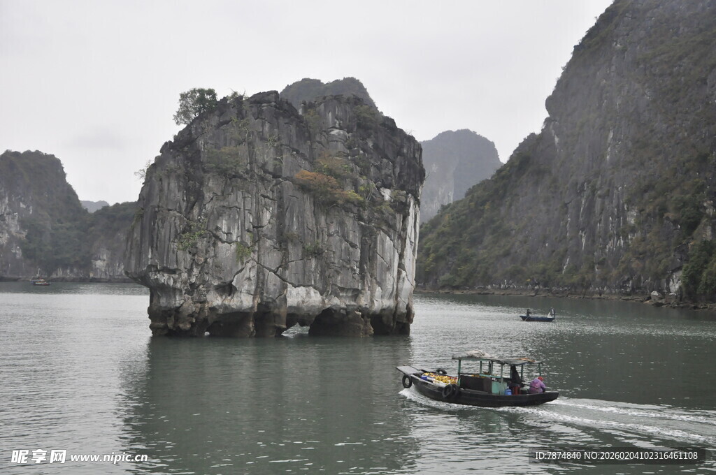 越南下龙湾美景中的游船