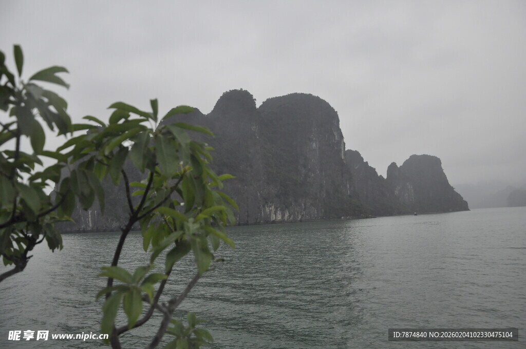 越南烟雨朦胧中的山水景致