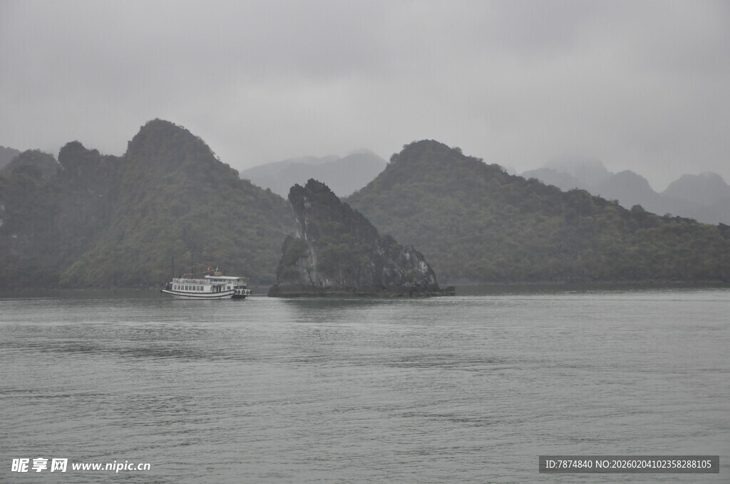 越南烟雨朦胧中的山水景致