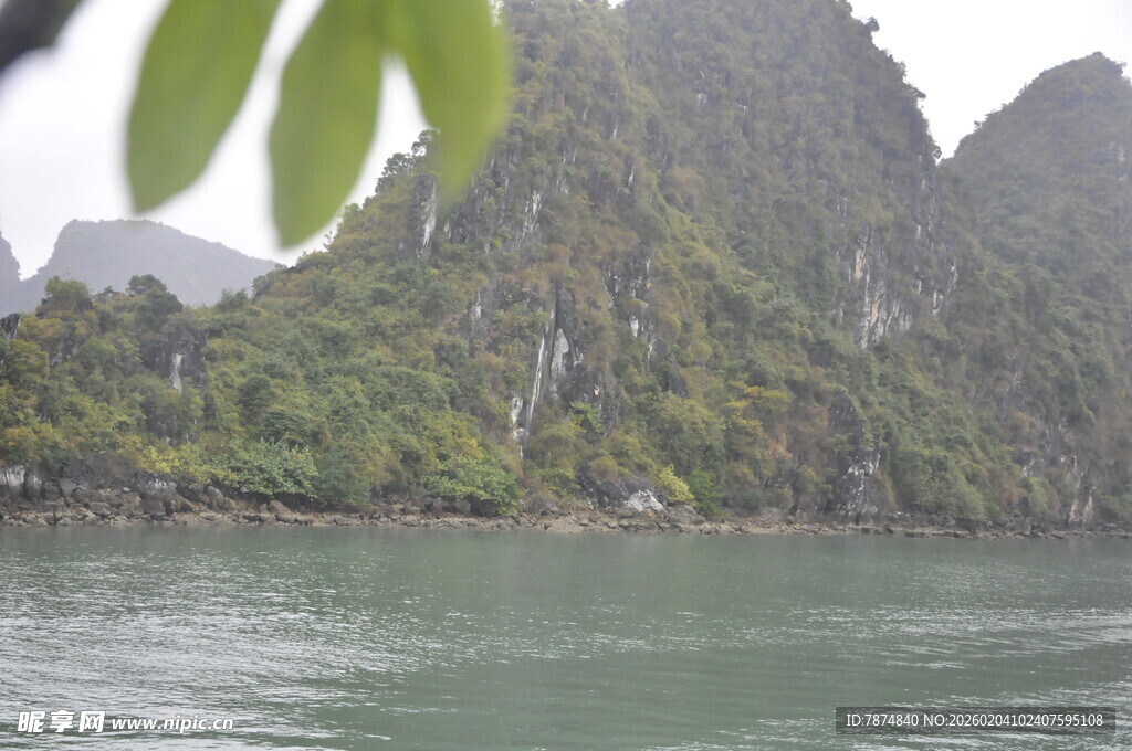 越南山水相依的秀丽江景