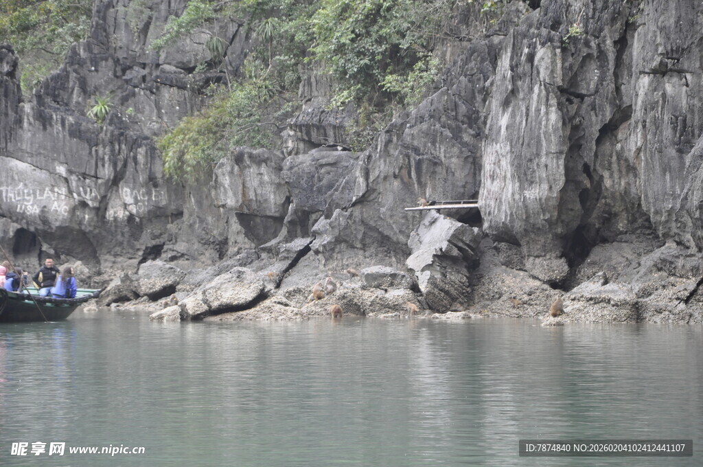越南山水间的乘船景致