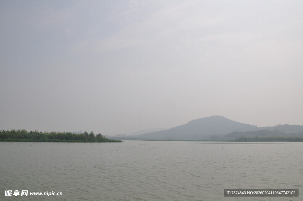 宁静湖景与远山