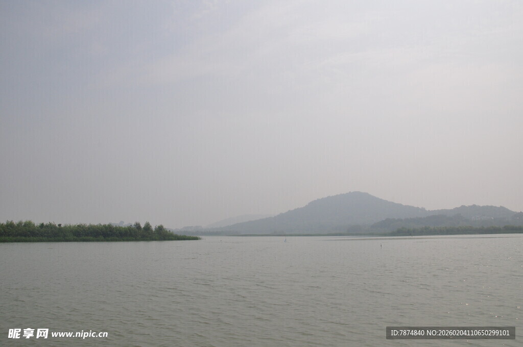 宁静湖景与远山