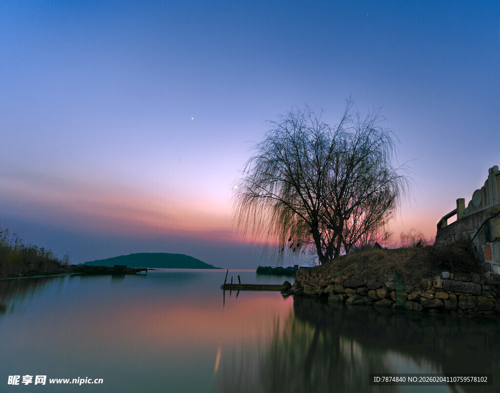 湖畔暮色美景