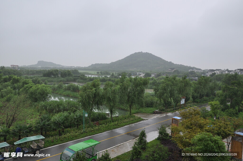 雨中远眺青山绿树景观