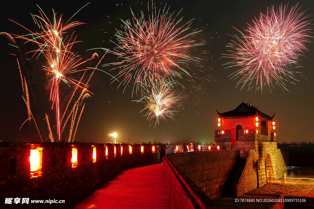 长城夜景烟花绚丽绽放