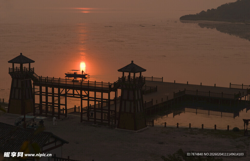 夕阳下的栈桥美景