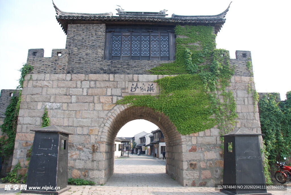 古旧城楼 藤蔓缠绕之景