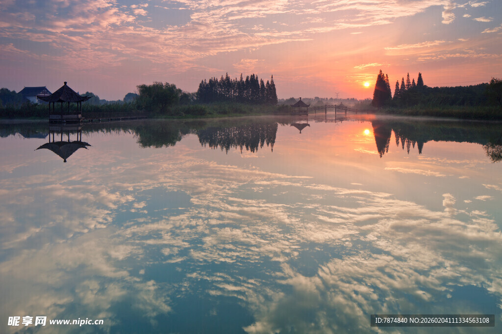 湖畔日落美景
