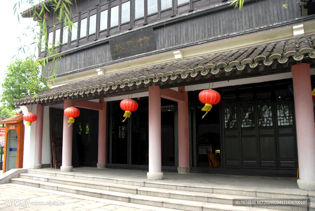 古宅门前红灯笼装点