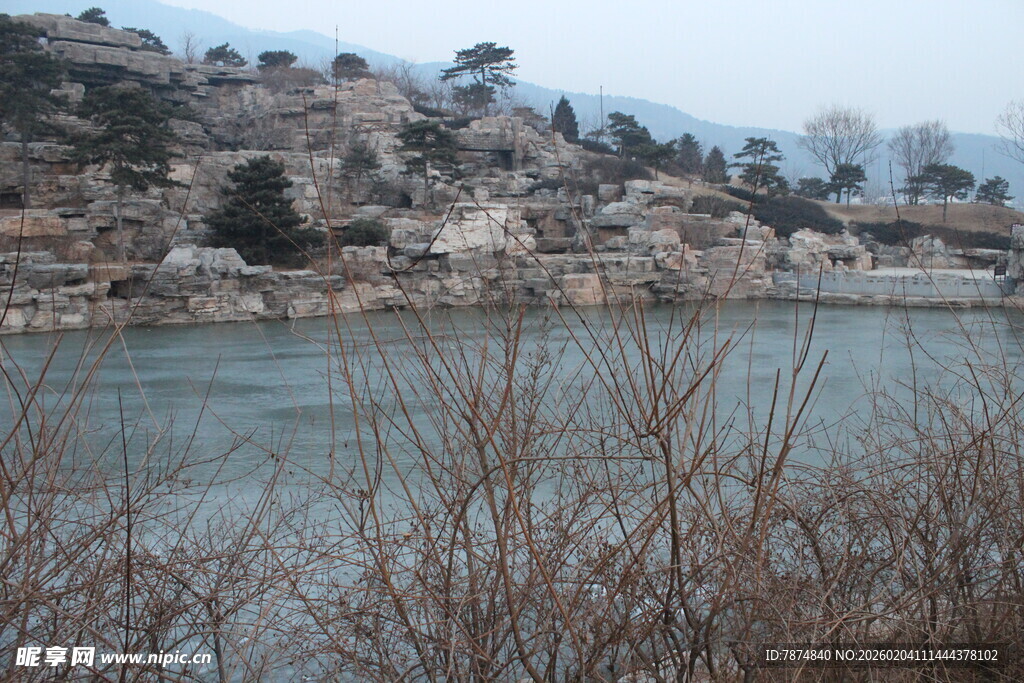 湖畔荒野景致