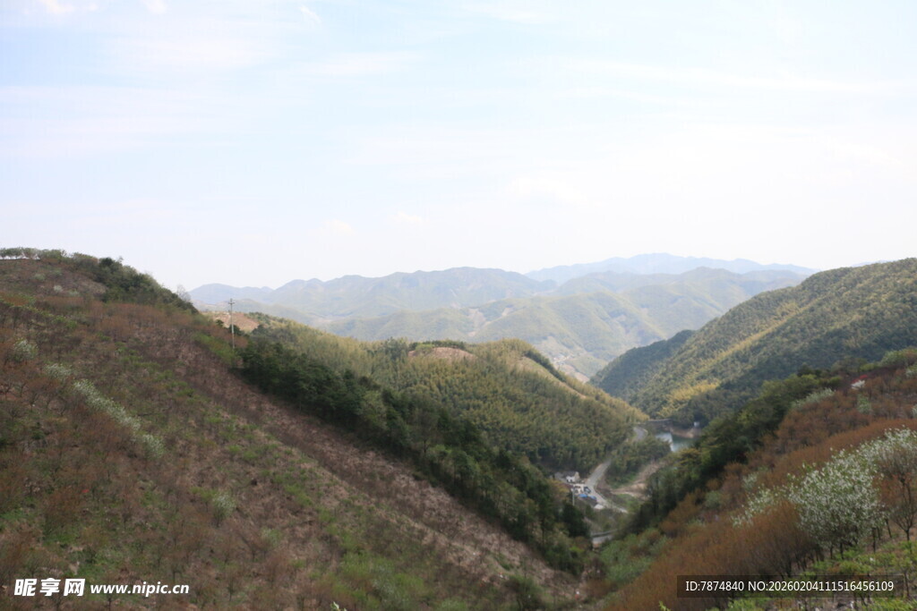 山间美景 展现自然风貌