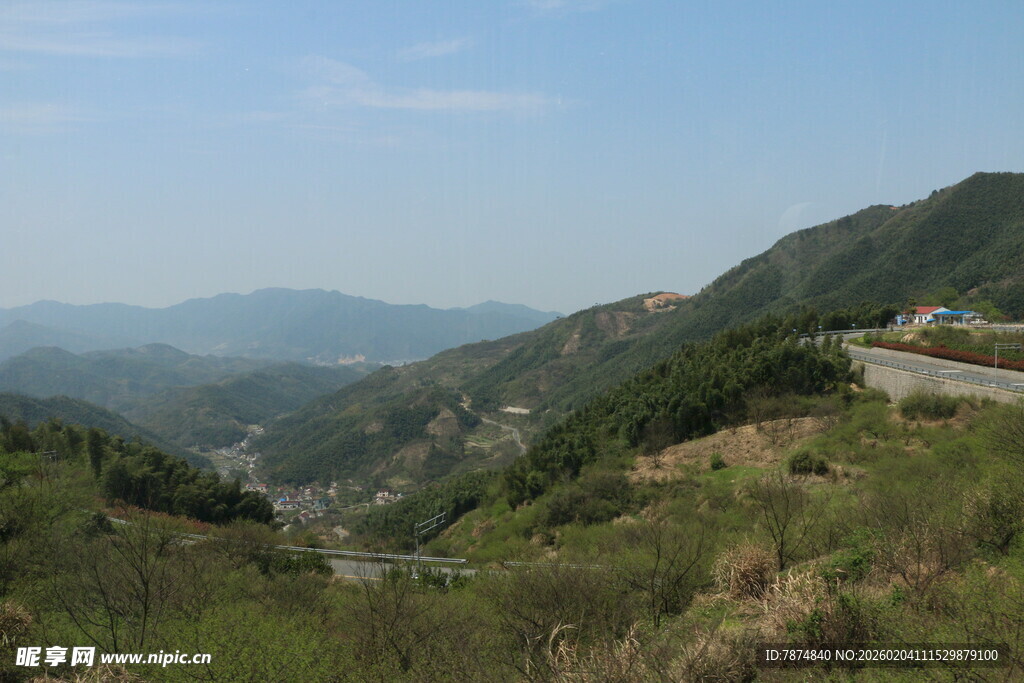 山间公路旁的秀丽风景