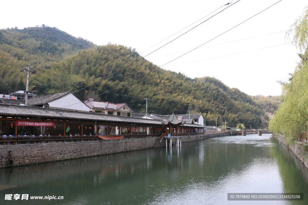 河畔古建风光