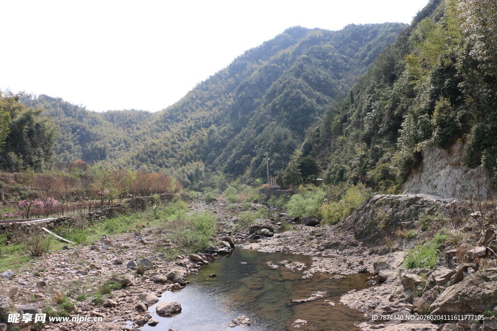 山间溪流蜿蜒于山谷间