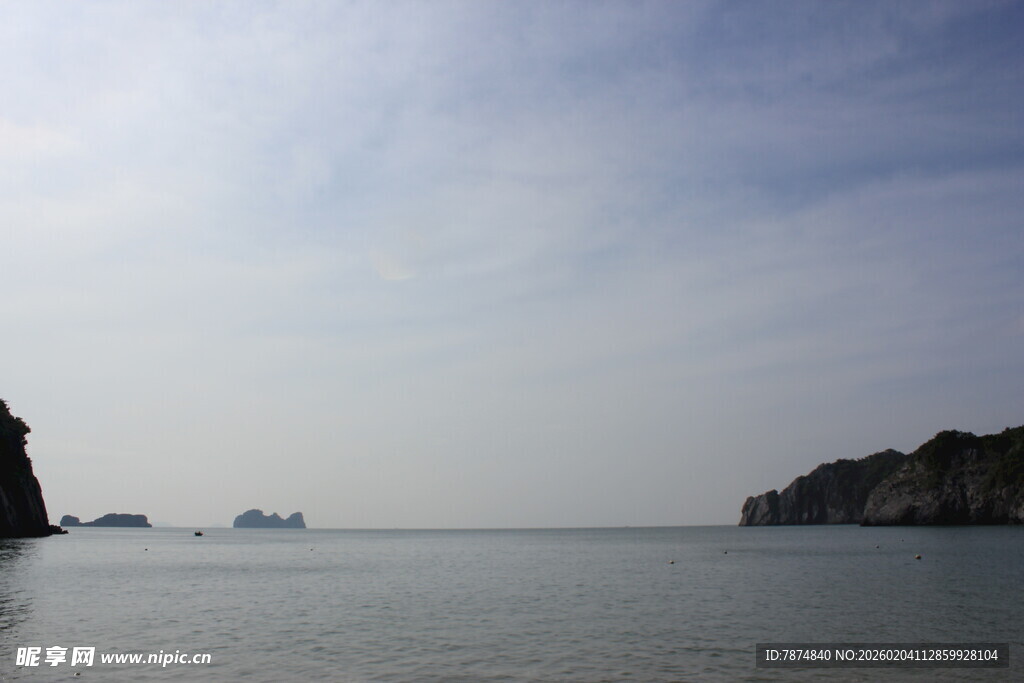 越南海上风光 远处岛屿隐约可见