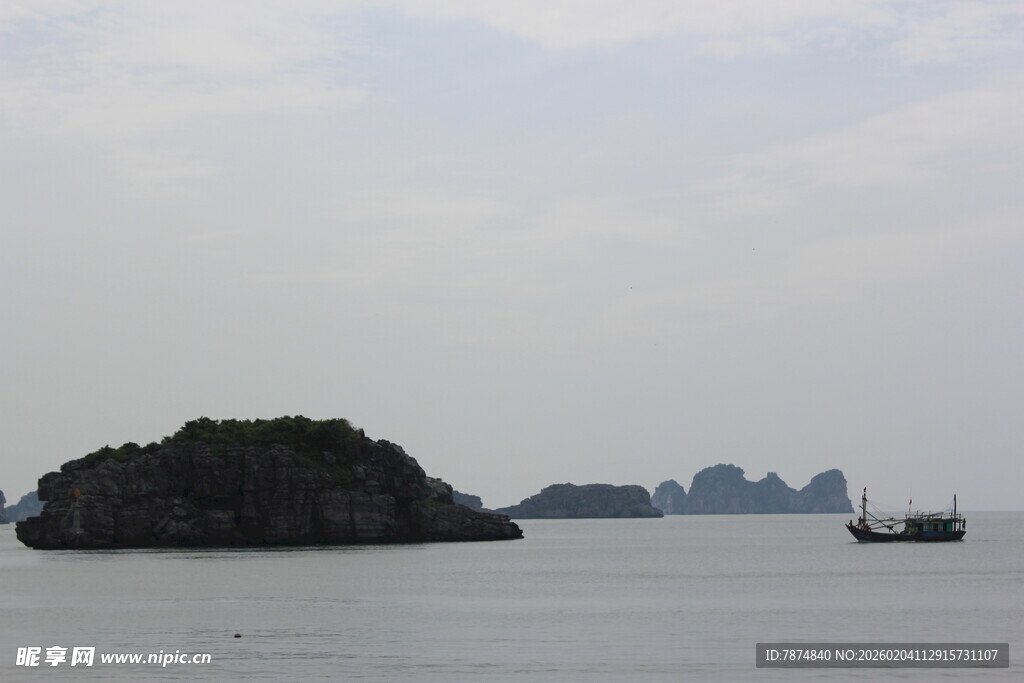 越南海上孤岛与船只景观