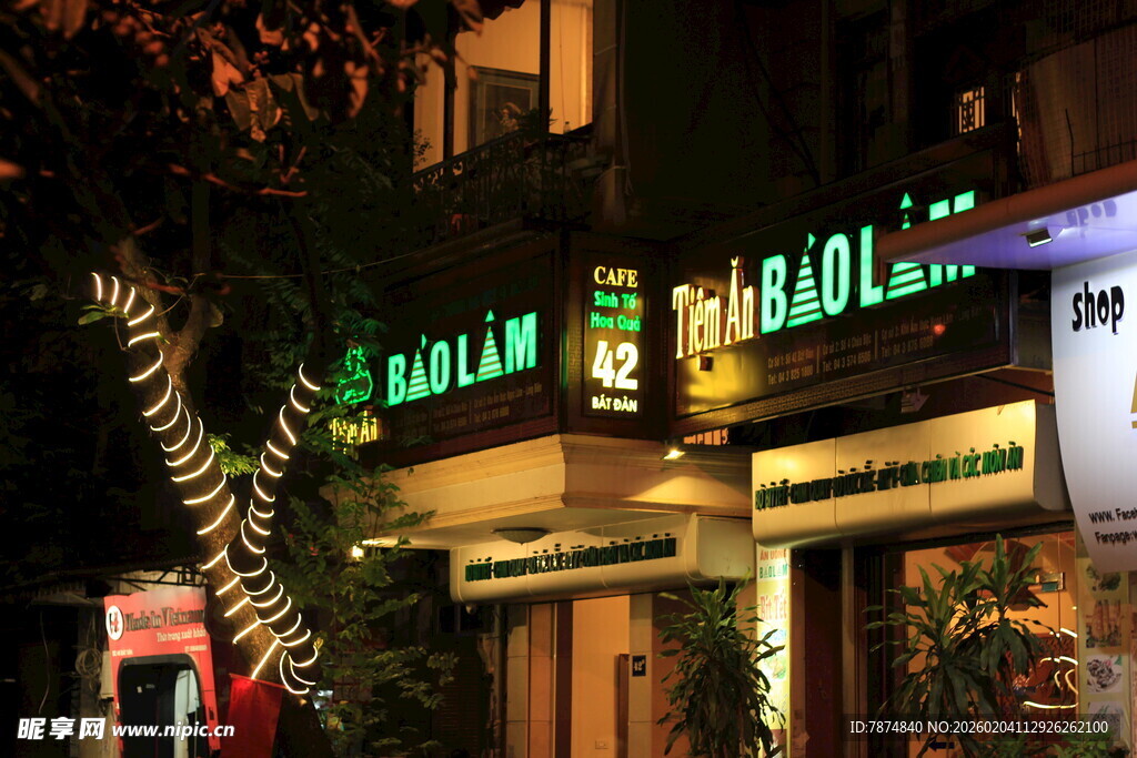 越南夜晚街边的Colori店铺