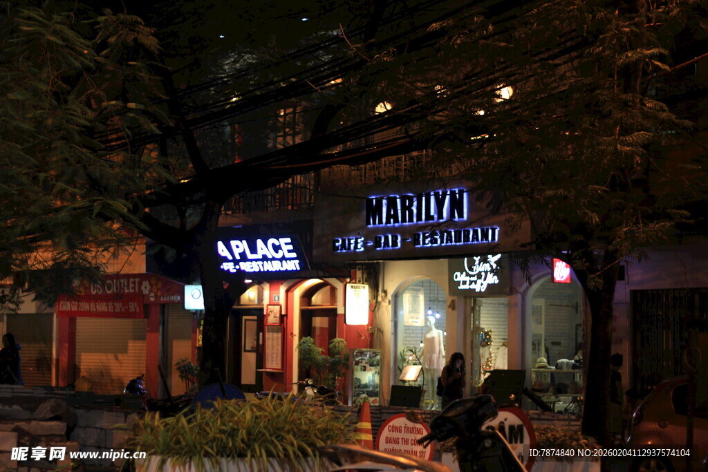 越南夜晚街边亮灯的商铺