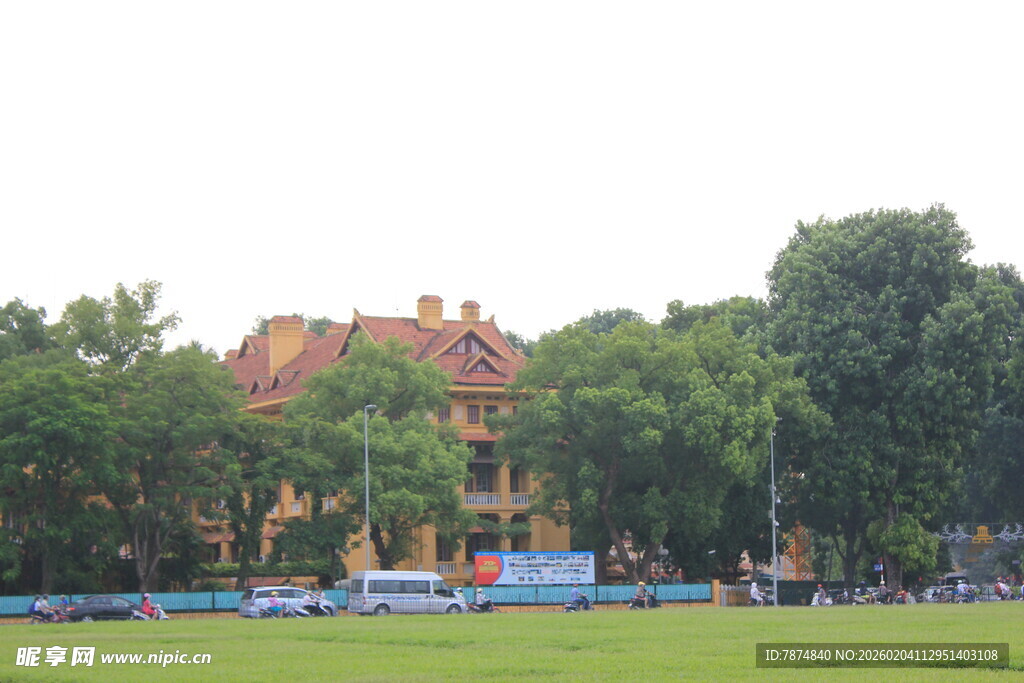 越南绿树环绕的欧式建筑景观