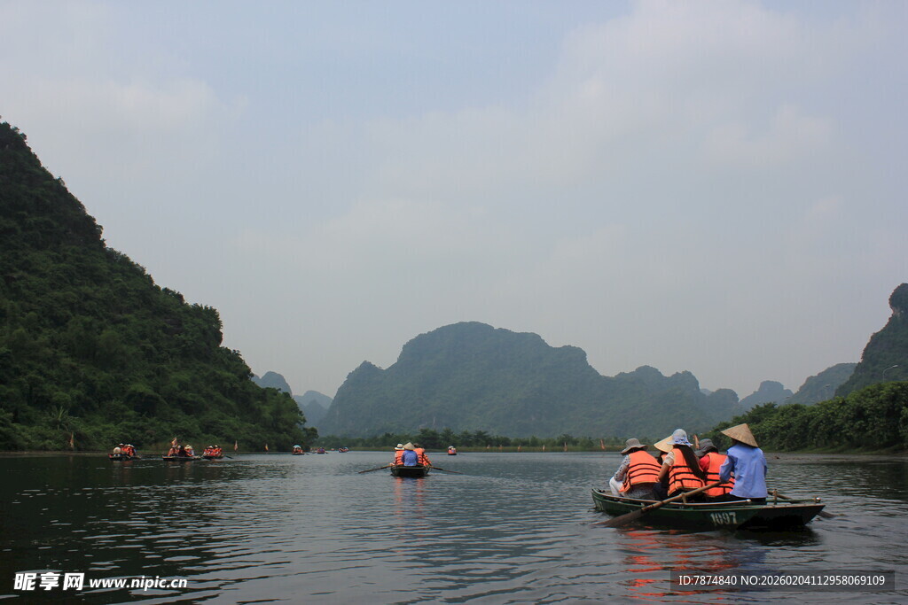 越南泛舟赏秀丽山水