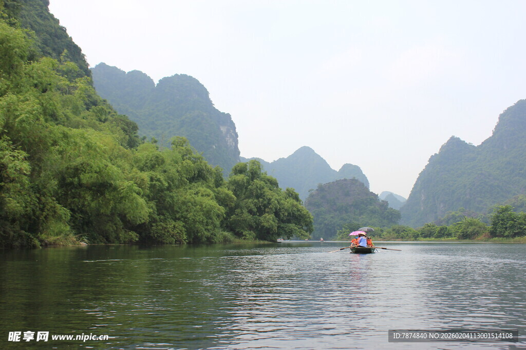 越南山水间的悠然小船