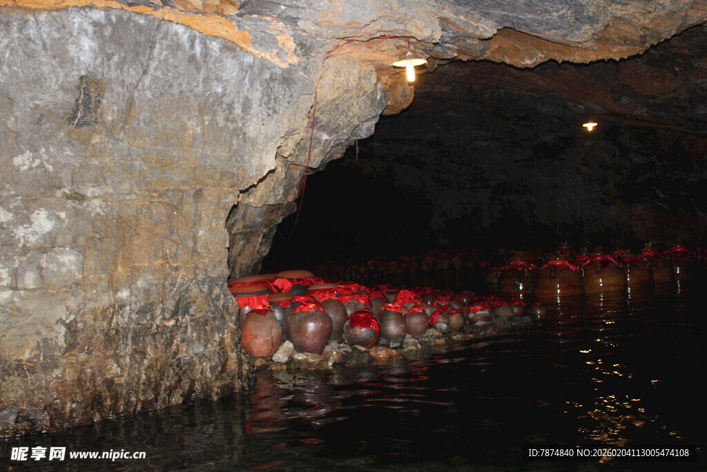 越南溶洞内的红色灯光景观