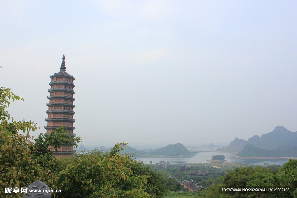 越南古塔屹立于葱郁山林间