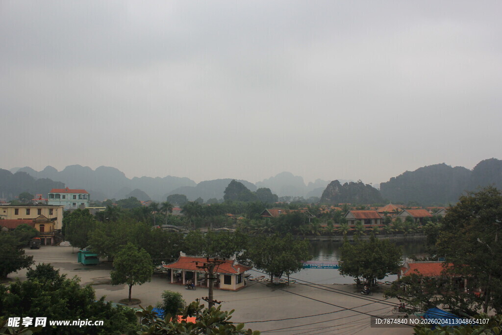 越南山间开阔广场景致