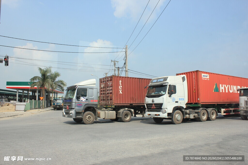越南道路上的两辆大型货运卡车