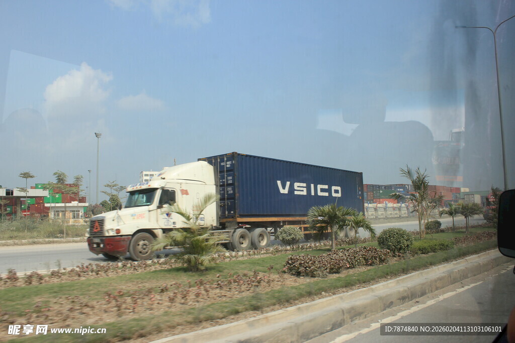 越南公路上行驶的大型货运卡车