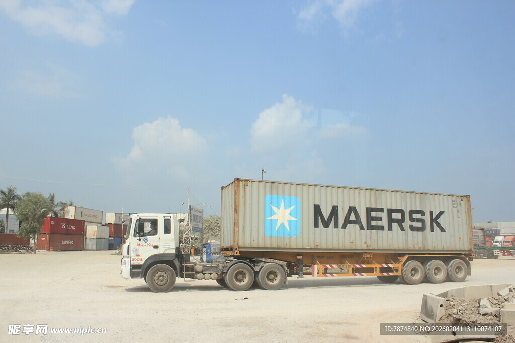 越南马士基集装箱卡车停在户外