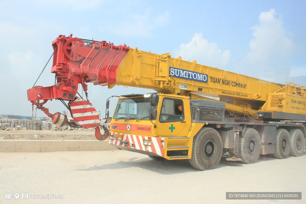 越南黄色大型起重吊车