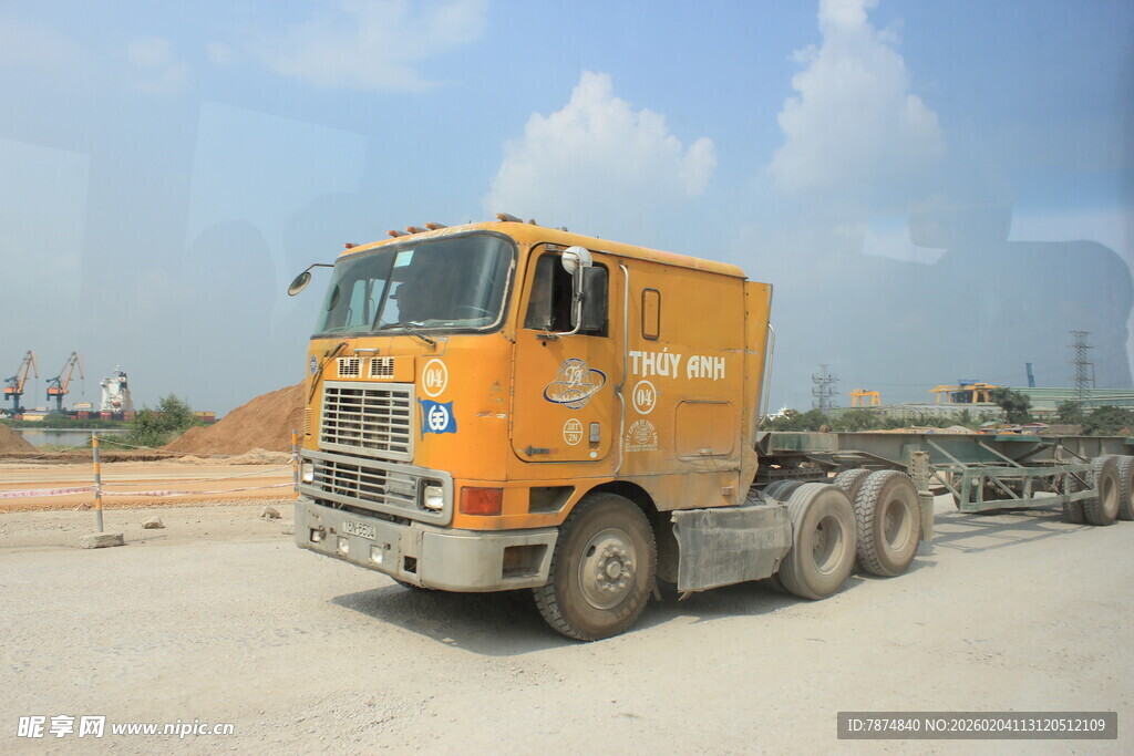 越南黄色重型卡车停在空旷地