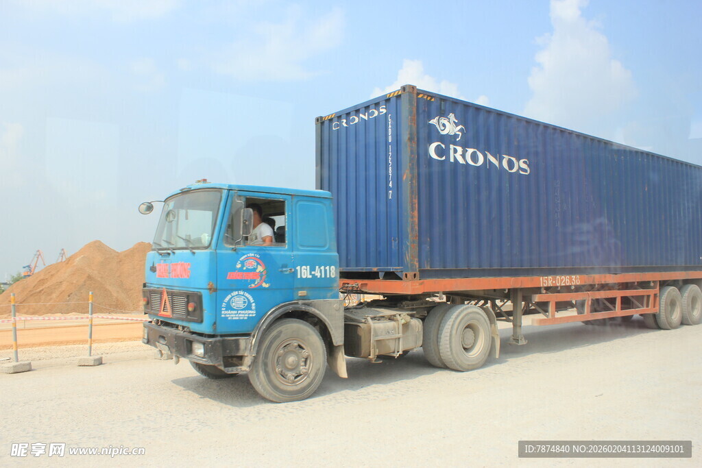 越南蓝色集装箱卡车户外场景