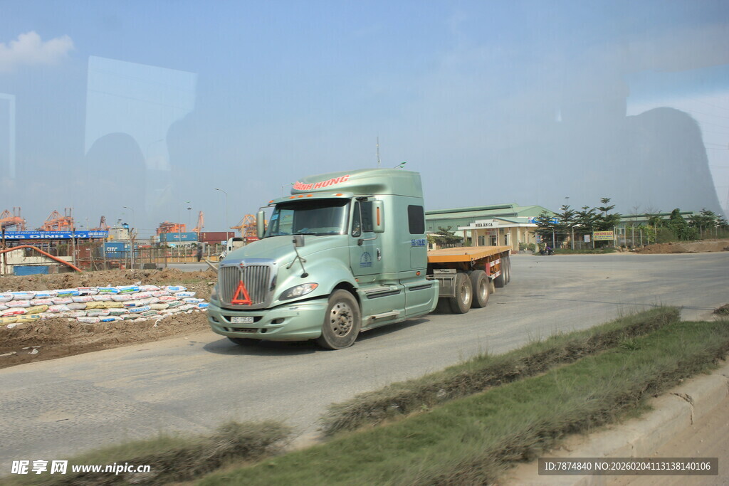 越南公路上行驶的大型货运卡车