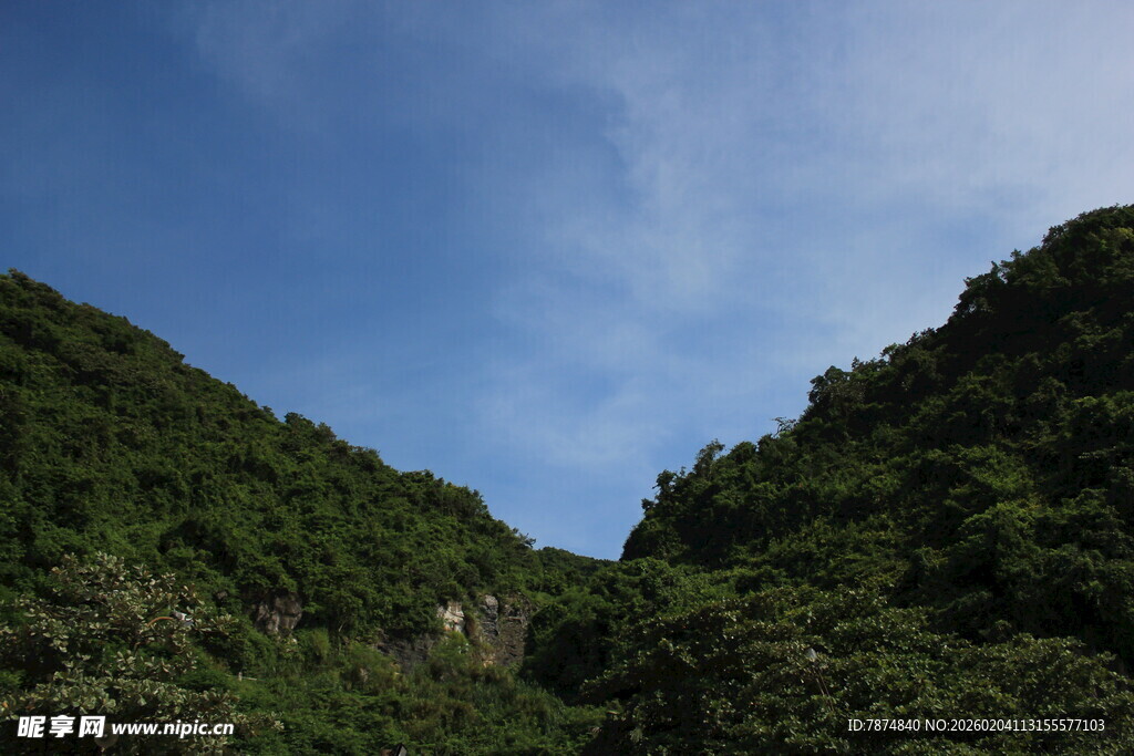 越南青山蓝天间的自然美景